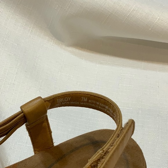 Bare Trap wedge Sandle, size 7M, tan - Picture 2 of 4